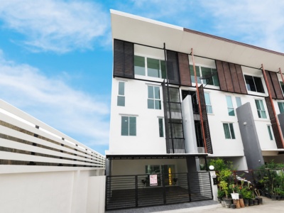 ขายราคาพิเศษ ทาวน์โฮม 3.5 ชั้น ม.ดิแอททิค ขนาด 23.1 ตร.ว. 5 ห้องนอน 3 ห้องน้ำ บ้านสไตล์โมเดิล ทำเลหลังริม ต้นโครงการ ฟังชั่นบ้านดีเยี่ยม รีโนเวทใหม่ทั้งหลัง พร้อมเฟอร์ เข้าอยู่ได้ทันที [แจ้งวัฒนะ]