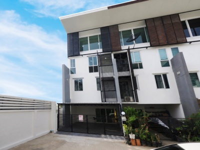 ขายราคาพิเศษ ทาวน์โฮม 3.5 ชั้น ม.ดิแอททิค ขนาด 23.1 ตร.ว. 5 ห้องนอน 3 ห้องน้ำ บ้านสไตล์โมเดิล ทำเลหลังริม ต้นโครงการ ฟังชั่นบ้านดีเยี่ยม รีโนเวทใหม่ทั้งหลัง พร้อมเฟอร์ เข้าอยู่ได้ทันที [แจ้งวัฒนะ]