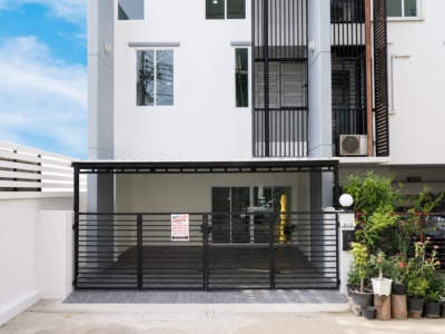 ขายราคาพิเศษ ทาวน์โฮม 3.5 ชั้น ม.ดิแอททิค ขนาด 23.1 ตร.ว. 5 ห้องนอน 3 ห้องน้ำ บ้านสไตล์โมเดิล ทำเลหลังริม ต้นโครงการ ฟังชั่นบ้านดีเยี่ยม รีโนเวทใหม่ทั้งหลัง พร้อมเฟอร์ เข้าอยู่ได้ทันที [แจ้งวัฒนะ]