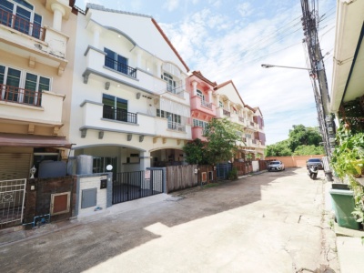 ขายราคาพิเศษ ทาวน์เฮ้าส์ 3.5 ชั้น ม.สรานนท์ ขนาด 18 ตร.ว. 4 ห้องนอน 3 ห้องน้ำ บ้านสวยมาก ฟังชั่นบ้านดีเยี่ยม รีโนเวทใหม่ทั้งหลัง พร้อมเฟอร์ ทำเลดีมาก เข้าอยู่ได้ทันที [ติวานนท์-ปากเกร็ด]