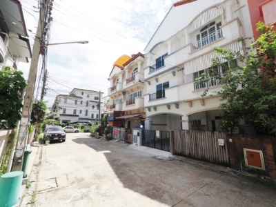 ขายราคาพิเศษ ทาวน์เฮ้าส์ 3.5 ชั้น ม.สรานนท์ ขนาด 18 ตร.ว. 4 ห้องนอน 3 ห้องน้ำ บ้านสวยมาก ฟังชั่นบ้านดีเยี่ยม รีโนเวทใหม่ทั้งหลัง พร้อมเฟอร์ ทำเลดีมาก เข้าอยู่ได้ทันที [ติวานนท์-ปากเกร็ด]